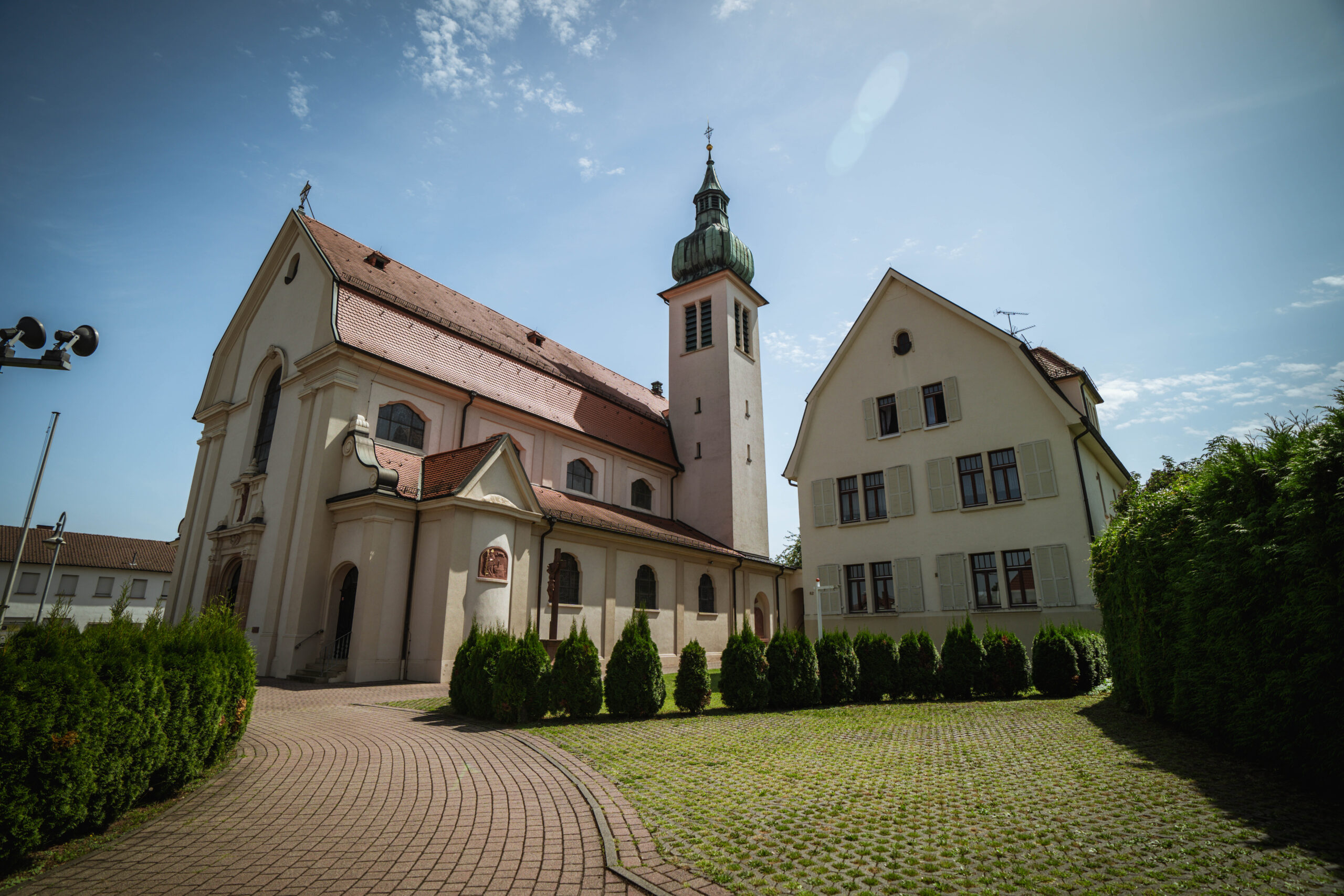 Herz-Jesu-Kirche_Pfarrhaus_A7_03402